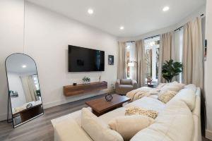 Stylish Haven - Gourmet Kitchen, Quartz Countertops, Modern Hotel, Chicago