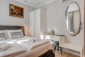 Piano Suites, Split