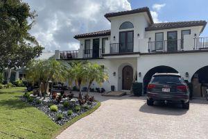 Family home close to beach and conveniences! Apartments, Naples