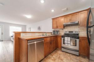 Entire unit to yourself. Internet and Netflix, full kitchen, linens and towels. Hotel, Lethbridge