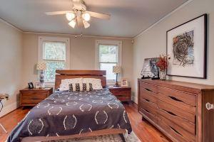 Beautiful 2bedroom cottage with full kitchen, dining area, laundry, 3 TVs, a/c