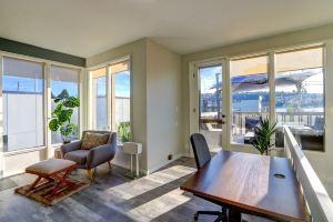 Whole Home Walk to Fred Hutch 2Br with Deck Apartments, Seattle