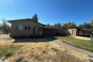 Pet & family friendly 3bd house, central location, fenced yard., Medford