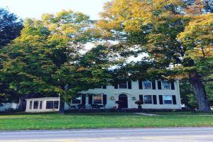 Miner Cottage-Historic Antique Home just steps from the Equinox Resort, Manchester