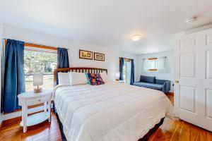 Relaxing home with gas grill, washer/dryer, TV, kitchenette - close to mall Apartments, Burlington