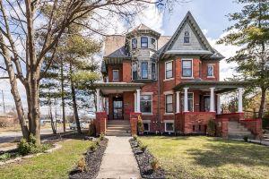 Home Beautiful Historic Apartments, Windsor