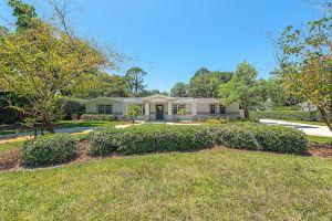 4 blocks to the Lowdermilk beach. Walk to movie theatre, mall and grocery store Hotel, Naples