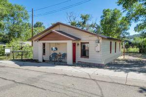The Red Door Wanderer’s Nest - A Historical 1920's Downtown Gem - Pet Friendly Hotel, Williams