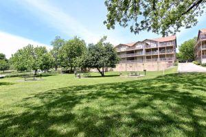 Stunning Oasis - Jacuzzi, Elevator, Parking, WiFi Hotel, New Braunfels