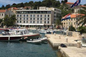 Cozy House: first-row beach, hottub, AC, gasgrill, hearth, W/D, gardens, prkng, Gradac