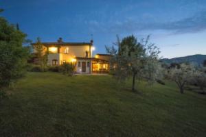 Old farmhouse surrounded by olive groves and near the village, max 2 adults, with pool, Monte San Savino