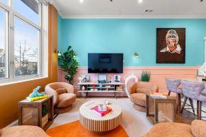 Free Parking and Top-Tier Entertainment - Stylish Tranquil Oasis Hotel, Chicago