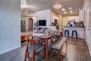 🏡 *NEW* The Artsy Abode ✨ Hot Tub ♨️ BBQ 🍖Foosball ⚽️ Hotel, Redding