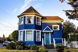 Stunning Victorian 4BR w/Hot Tub 5 Min to Downtown Hotel, Bellingham