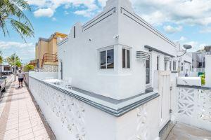 Beach View Patio and Fully Equipped Kitchen - Charming Oasis Hotel, Hollywood