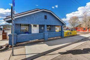 Downtown Blue Bungalow w/Fully Fenced Yard, AC, W/D, 3 Smart TVs, Den, Fast WiFi Cottage, Williams