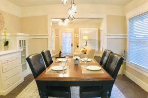 King Bed/Sleeps 4/Furnished Private APT/In-Unit Washer Dryer/Smart HDTV Apartments, Bakersfield