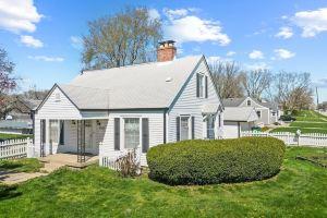 Entire house in Speedway! Pool~Big Yard~King Beds, Indianapolis