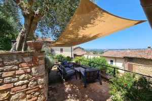 La Terrazza, Elegant Tuscan Stone House with Garden and Terrace in, Cetona