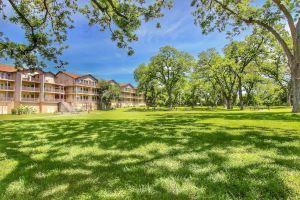 Riverfront Oasis with Two Balconies and Pools - Stunning Retreat Hotel, New Braunfels