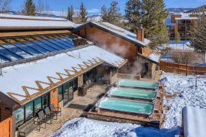 Clubhouse Access and Cozy Gas Fireplace - Charming Mountainside Retreat, Frisco