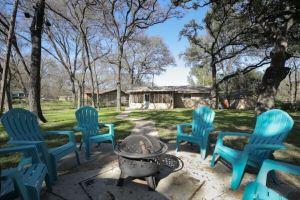 Charming 3-BDR East Retreat with Spacious Backyard Hotel, Austin