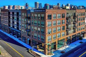 2-Story Penthouse 2 Balconies, Skyline View, Pool, Gym, Yoga Studio & Workspace, Richmond