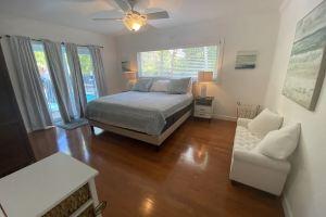 4/3 Pool Home. Tropical, Private, Short Walk to Beach Apartments, Boca Raton