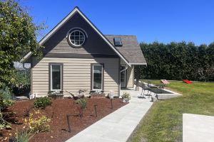 New, Quiet, and Bright private detached house with AC., Victoria