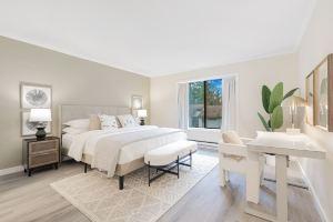 Stylish Townhouse with Patio and Electric Fireplace - Chic Modern Oasis, Bellevue
