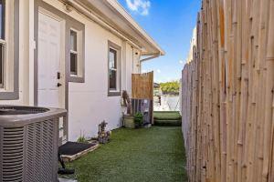 Stunning Waterfront Home; 1 Min Walk to Beach Apartments, Hollywood