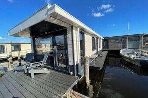 Poellodge , Houseboat With Nice Terrace and View, Hoofddorp