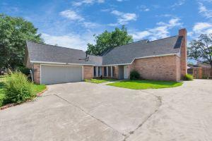 4BR Home+Private Backyard| Family Game Night | Pool Table Apartments, Houston