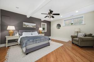 Cozy Home in the Heart of W/Private Backyard & Games Room-Free Parking., Chicago