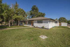 Right At Home-Old Living with massive yard Apartments, Midland