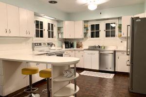 Luxurious Hot Tub and Nespresso Coffee Bar - Charming Oasis Retreat Hotel, South Bend