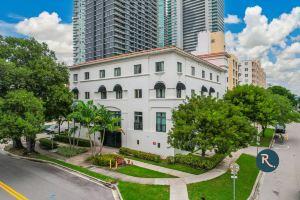 Stunning Oceanfront Retreat - Large Pool and Modern Amenities Hotel, Miami