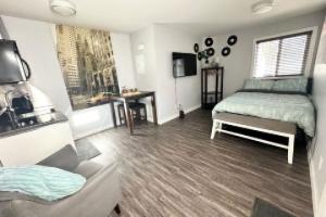 Private/ Pet-friendly Themed Suite with Kitchenette! Fast Wi-Fi, Central Hotel, Lethbridge