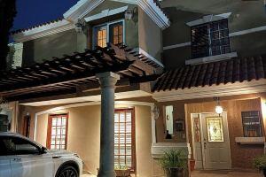 Big cozy house in gated community behind the American Consulate, 10-minute WALK., El Paso