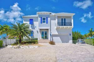 Modern luxury combined with incomparable boating, perfect pool home getaway! Apartments, Marathon