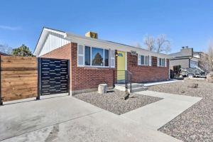 Vibrant Pet and Family friendly fully fenced yard great location Hotel, Denver
