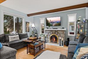 HotTub! 5 Min to the Airport + Large Private Backyard + Cozy Fireplace Apartments, Seatac