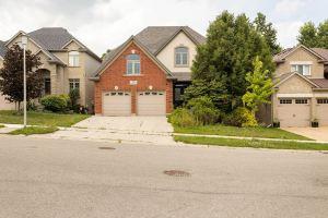 MODERN & QUIET 4-BEDROOM HOME WITH A PATIO/WALKOUT-5min drive to Masonville Mall, London
