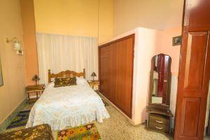 Colonial House Paneque y Norma - Room 2, Cozy Bedroom at's Heart, Havana