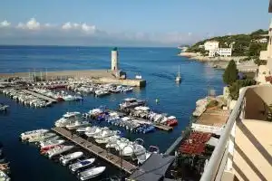 Beautiful and bright apartment with lovely view of Bay and feet in water, Cassis