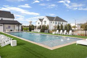 LUX Howdy House: 4 King Suites, Pool, and Central BCS Location, College Station