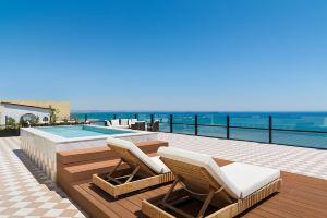 LIV Mackenzie Beach Suites, Larnaka