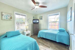 Coastal Cottage 225 - Walk to Beach, King Bed, Cocoa Beach