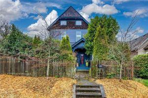 Upstairs at Thevictorian - Lush Walkable and Dog-friendly Retreat - Steps From Downtown, Bellingham
