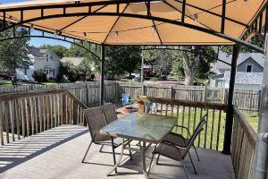Charming 2 Bed 1 Bath Home W/Fully Fenced in Back yard Apartments, Rochester